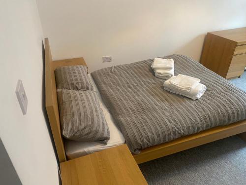 谢菲尔德Sheffield City Centre - Westhill House Apartments的一间卧室配有一张床,上面有两条毛巾