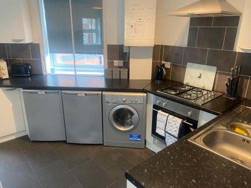 谢菲尔德Sheffield City Centre - Westhill House Apartments的厨房配有洗衣机和水槽
