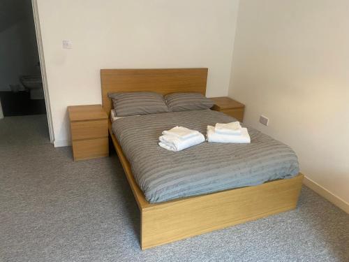 谢菲尔德Sheffield City Centre - Westhill House Apartments的一间卧室配有一张床,上面有两条毛巾