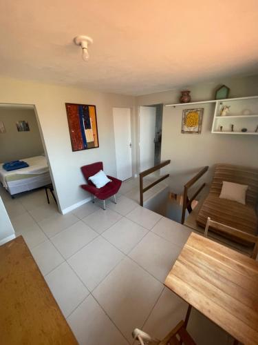 阿拉卡茹Enjoy Hostel e Pousada的客厅配有红色椅子和沙发