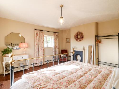鲁吉利Bluebell Cottage的一间卧室配有一张床和镜子