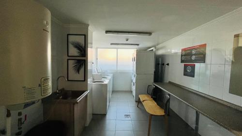 科金博Departamento Coquimbo La Serena的一间带水槽和冰箱的小浴室