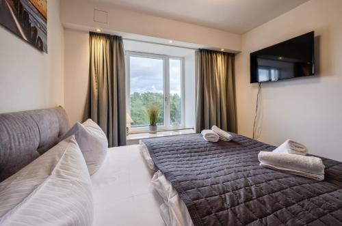 宾茨FeWo Prora - Heimathafen Penthouse的一间卧室设有一张床和一个大窗户