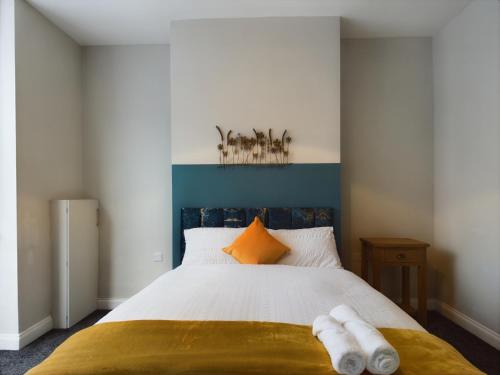 特伦特河畔斯托克Stoke On Trent - City Centre, Ideal for contractors, families, and business travelers By Doko Homes的一间卧室配有一张蓝色床头板的床