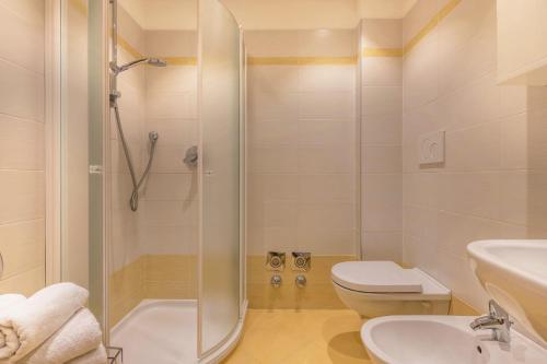 博萨迪法萨Buffaure a parte的带淋浴、卫生间和盥洗盆的浴室