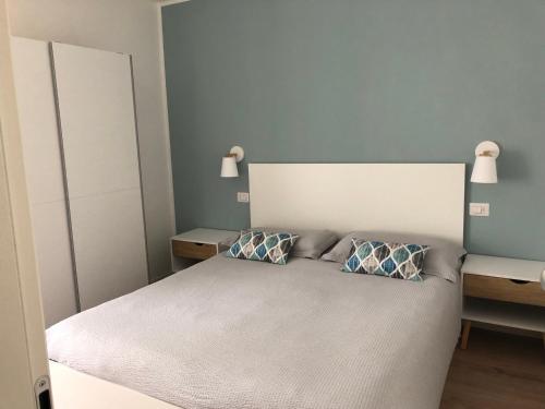 大圣玛丽亚Appartamento Piano terra Prestinone Vigezzo LT的一间卧室配有一张带两个枕头的床