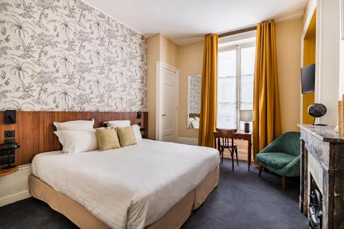 里昂全球塞西尔酒店的酒店客房设有一张大床和一张书桌。