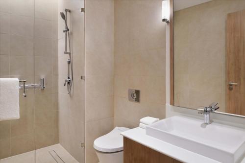 多哈Element by Westin City Center Doha的浴室配有卫生间、盥洗盆和淋浴。