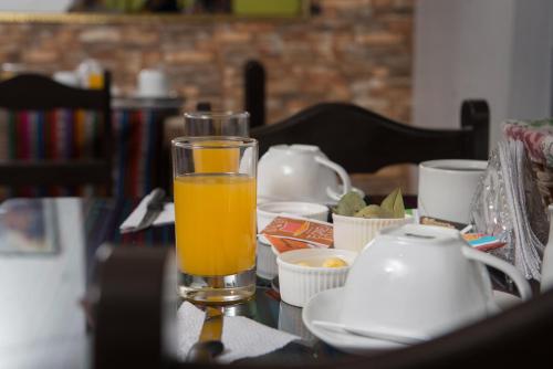 利马Ayenda Casa Aika Sucre的坐在桌子上的一杯橙汁