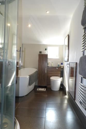 格拉斯哥Aigas的带浴缸、卫生间和盥洗盆的浴室