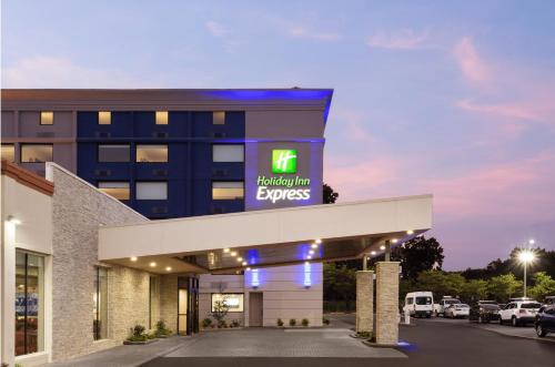 亚特兰大Holiday Inn Express Atlanta Airport - North, an IHG Hotel的建筑正面与医院快速标志的 ⁇ 染