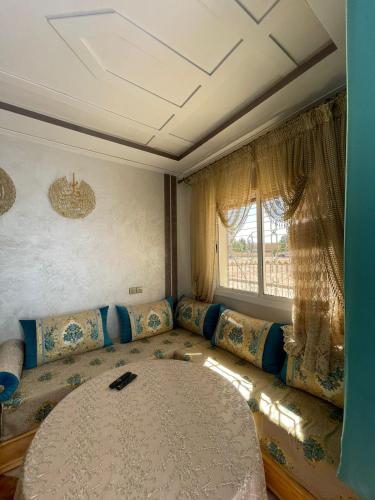 乌季达Luxurious appartement的带沙发和大窗户的客厅