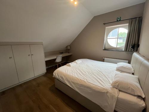 Bolderberg波儿德尔豪斯公寓的卧室配有白色的床和窗户。