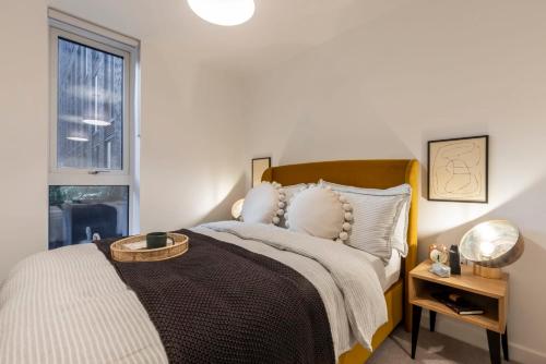 利物浦Premium Apartments at Copper House in Liverpool City Centre的一间卧室设有一张床和一个窗口
