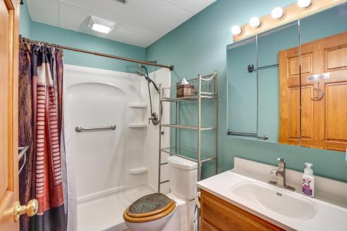 HermosaThe Apartment Retreat Near Mount Rushmore的带淋浴、卫生间和盥洗盆的浴室