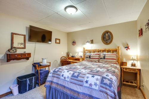 HermosaThe Apartment Retreat Near Mount Rushmore的一间卧室配有一张床和一台平面电视