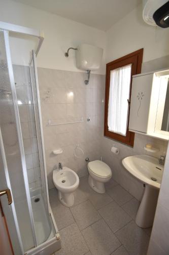 坎普码头Appartamento Amapola - Bilocale in zona mare con clima e posto auto的浴室配有卫生间、盥洗盆和淋浴。