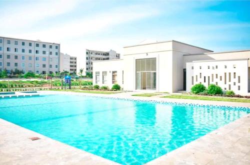 VipingoVipingo Palm - 3BDR Apartment的大楼前的大型游泳池