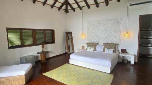 圣安德烈斯Hotel Acantilado de La Tierra的一间卧室配有两张床和电视。