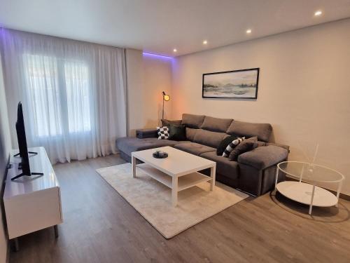 贝纳尔马德纳Emerald Apartment - Spacious Modern 2 Bedroom的客厅配有沙发和桌子