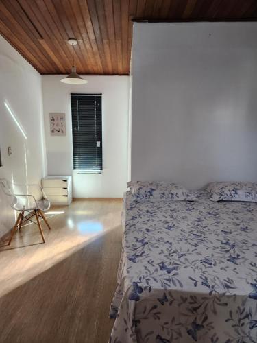 巴西利亚FLAT W3 Norte的一间卧室配有一张床和一把椅子