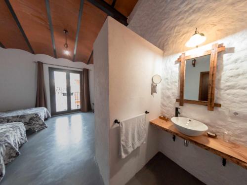 Casa Rural El Palomeque的一间带水槽、床和镜子的浴室
