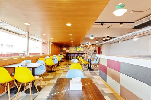 台北单人房住宿空间 - 台北馆的用餐室设有黄色的椅子和桌子