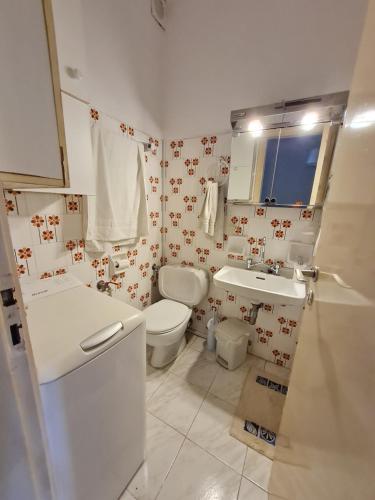 新马克立MIRAMARE的一间带卫生间和水槽的浴室