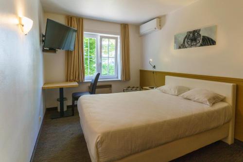 瓦勒海姆St-Janshof Hotel的配有一张床和一张书桌的酒店客房