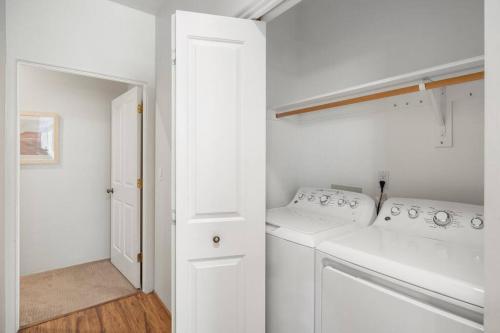 塞多纳West Sedona Retreat的白色洗衣房配有洗衣机和烘干机
