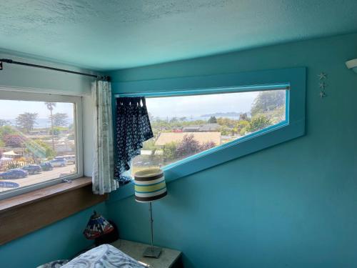 斯廷森海滩1 Belvedere Ave的一间卧室设有蓝色的墙壁和窗户