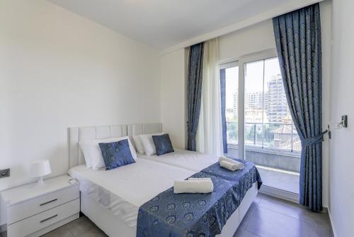 马赫姆拉Residence w Balcony and Shared Pool 7 min to Coast的白色的卧室设有床和窗户