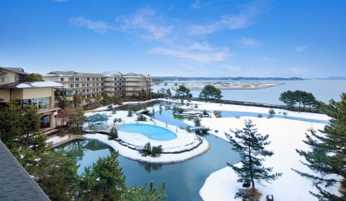 松岛町松岛日式旅馆的雪地中度假村的空中景观