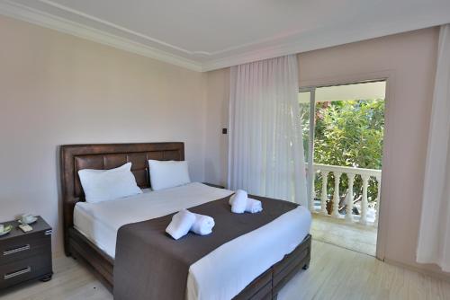 凯里尼亚House w Pool Balcony 5 min to Beach in Kyrenia的一间卧室配有带两个枕头的床和一个阳台