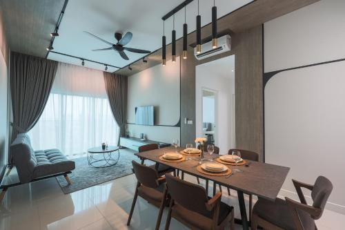 八打灵再也Greenfield Residence, Bandar Sunway by The Comfort Zone的用餐室以及带桌椅的起居室。