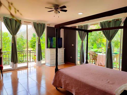 Nuevo TingoZoila's Suite Escape的一间卧室设有一张带电视的床和一个阳台。