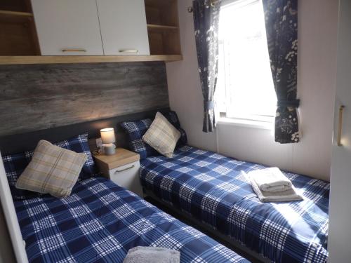 大雅茅斯Stag Lodge的小型客房设有两张单人床和窗户。