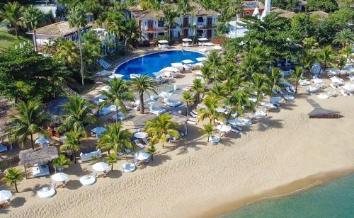 伊利亚贝拉DPNY Beach Hotel & SPA Ilhabela的享有海滩的空中景致,配有椅子和遮阳伞