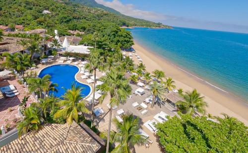 伊利亚贝拉DPNY Beach Hotel & SPA Ilhabela的享有棕榈树海滩和游泳池的空中景致