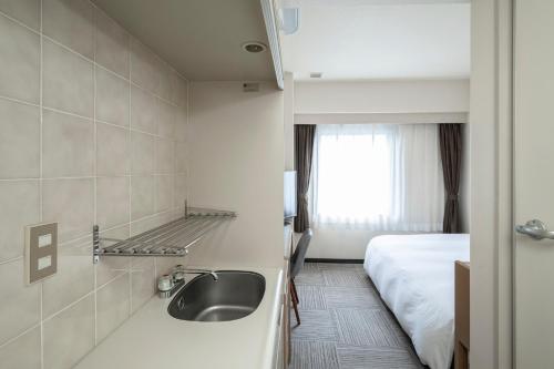 新泻科特新泻酒店的一间带水槽和床的浴室