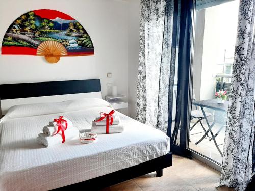 圭尔福堡San Carlo House的一间卧室配有一张床,并备有两份礼物