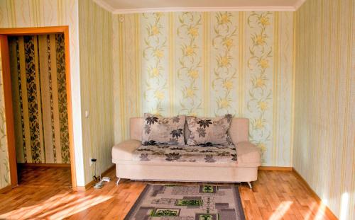 彼得罗巴甫洛夫斯克Нью-Йорк的带沙发和壁纸的客厅