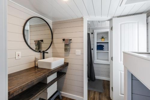 Apple ValleyLil' Blue Oasis Tiny Home的一间带水槽和镜子的浴室