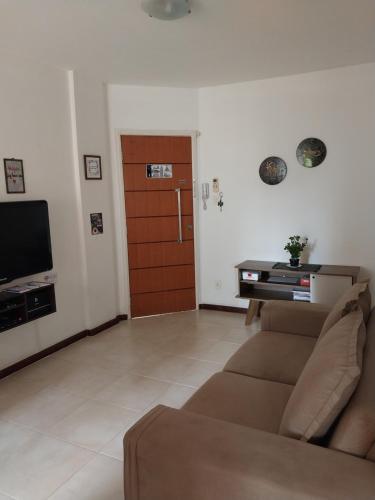 萨尔瓦多APARTAMENTO ITAIGARA的带沙发和木门的客厅