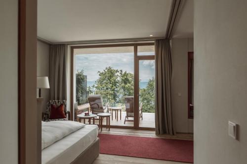 博尔扎诺Gasthof Kohlern 1130 m的一间卧室配有一张床,享有庭院的景色