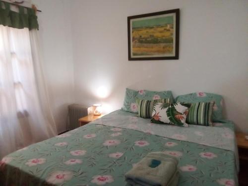 Villa LoncaLa Laurina Casa de Campo Hotel/Hospedaje的一间卧室配有一张带绿色棉被的床