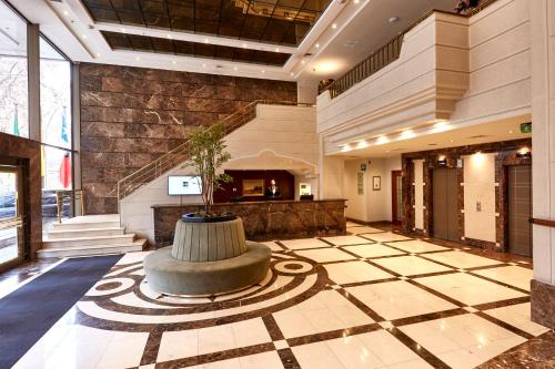 圣地亚哥埃布罗河森林广场酒店的大厅,大楼中央有一个喷泉