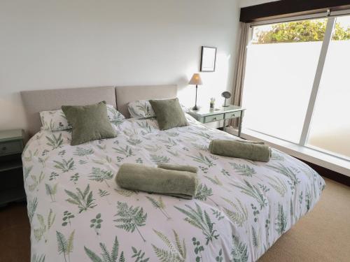 根斯堡Swallow's Nest的一间卧室配有一张绿叶大床
