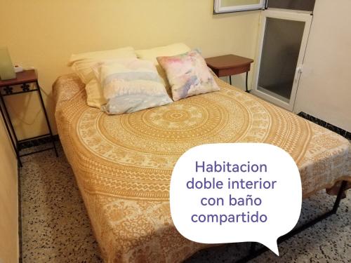 阿姆泼斯塔lo flamenc @Amposta的一张床上的房间,有一个对话框,上面有一张床的照片