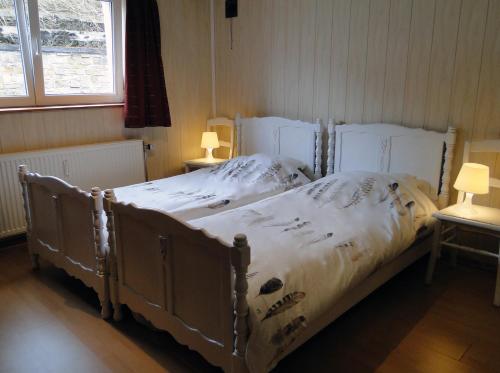 斯塔沃洛Le Blanc Moussi的卧室内的一张床位,配有两张台灯